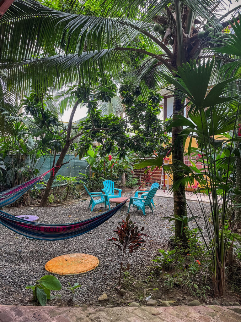 The garden of Pagalú Hostel