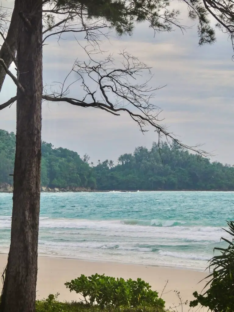 Turquoise waters and white beaches in Tip of Borneo