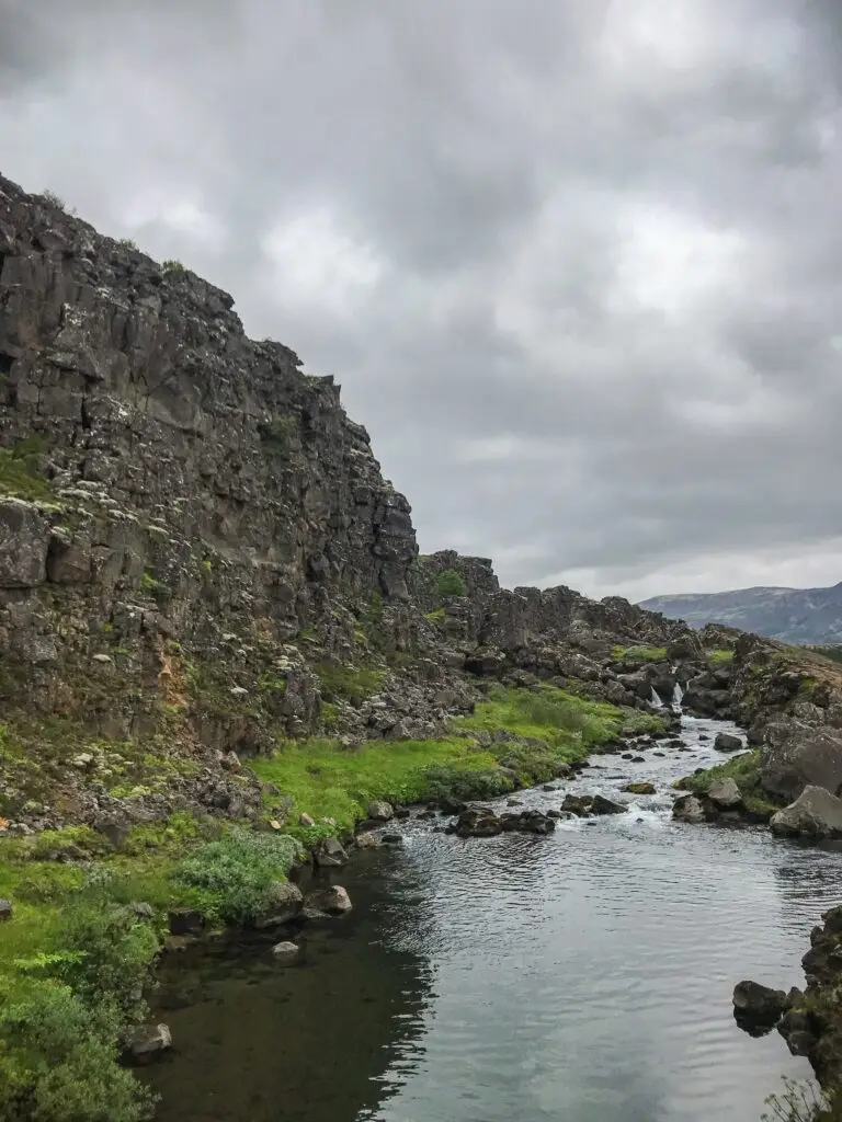 River running through þingvellir national park